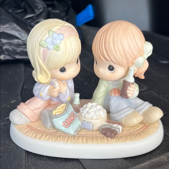 Charming Figurine with Snacks - Picture 1 of 4